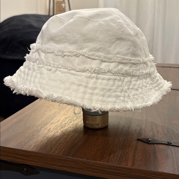 NWOT Steve Madden Cream Frayed Bucket Hat - Picture 2 of 4